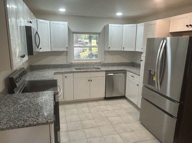 630 Lakeview Cir, Tennessee Ridge, TN 37178