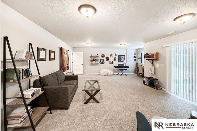 8008 N 86th Avenue, Omaha, NE 68122
