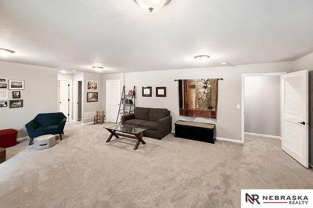 8008 N 86th Avenue, Omaha, NE 68122