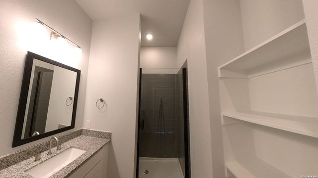 330 E Carson St Apt 2203, San Antonio, TX 78208
