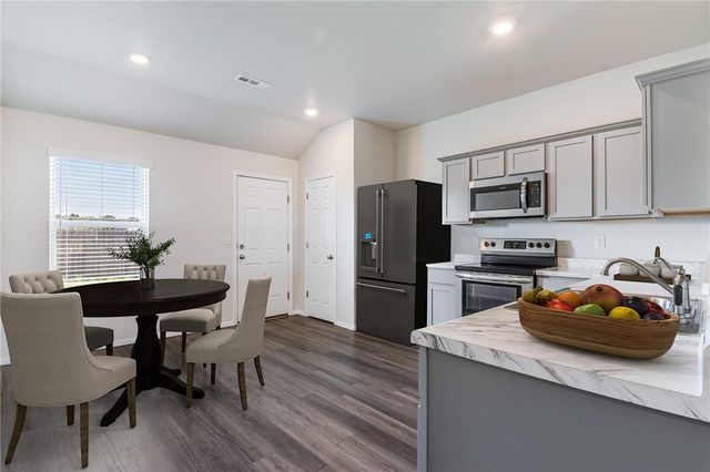 907 W Tanner Drive, Siloam Springs, AR 72761