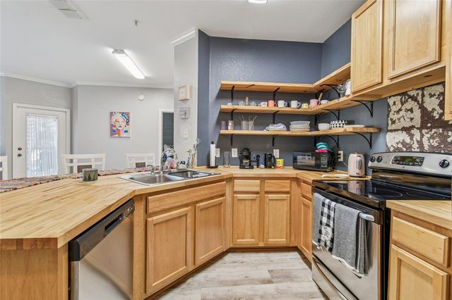 2405 COURTNEY MEADOWS COURT 202, Tampa, FL 33619