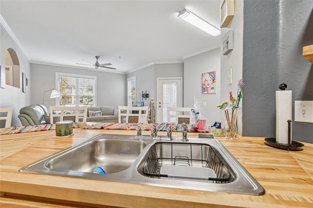 2405 COURTNEY MEADOWS COURT 202, Tampa, FL 33619