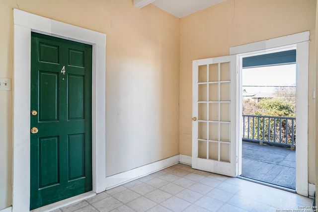 1110 W ASHBY PL, San Antonio, TX 78201