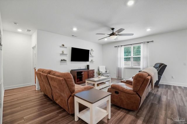 6203 Carson Dr, Milton, FL 32570