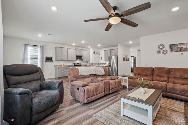 6203 Carson Dr, Milton, FL 32570