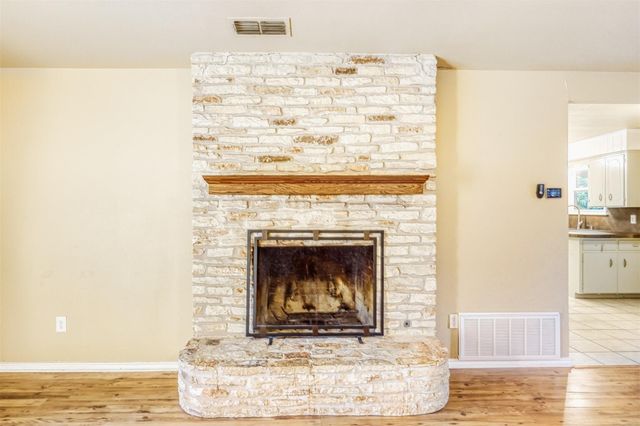 2114 Bel Air DR, Taylor, TX 76574