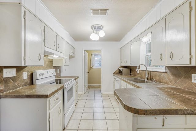 2114 Bel Air DR, Taylor, TX 76574