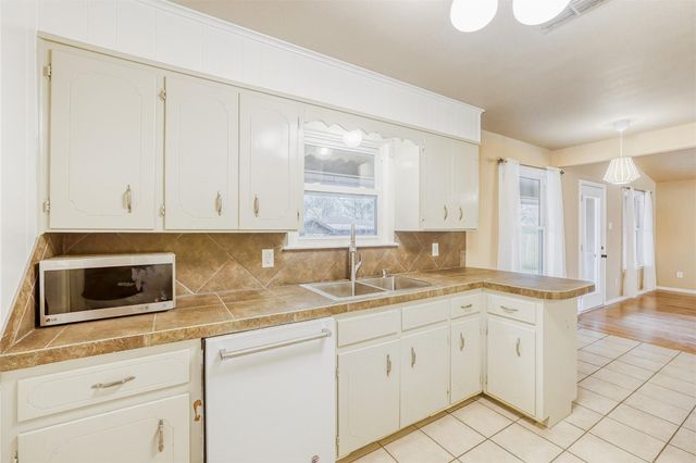 2114 Bel Air DR, Taylor, TX 76574