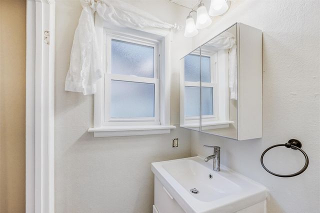 2114 Bel Air DR, Taylor, TX 76574