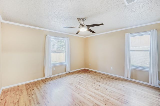 2114 Bel Air DR, Taylor, TX 76574