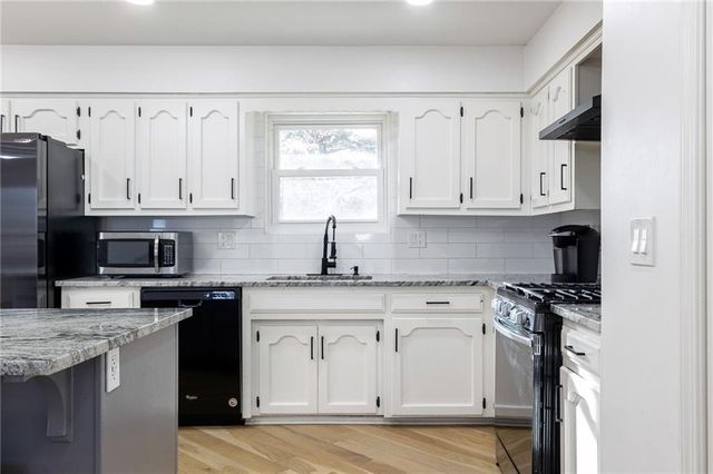 9118 Robinson Street, Overland Park, KS 66212