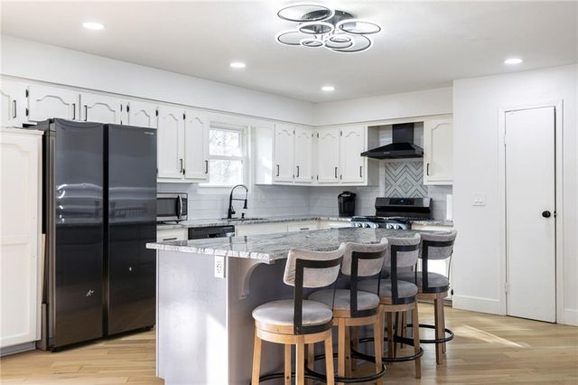 9118 Robinson Street, Overland Park, KS 66212