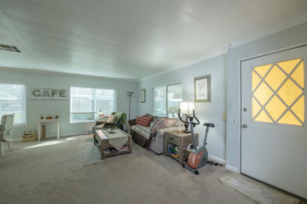 Image 8 of property listing at 2706 W Ashlan Avenue # 48, Fresno, CA 93705