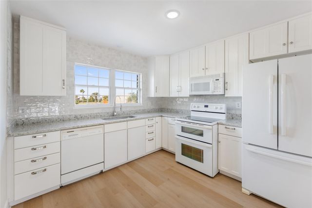 5 Tiki Circle, Tiki Island, TX 77554