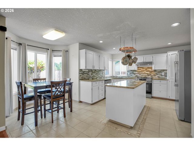 565 Ne LENOX St, Hillsboro, OR 97124