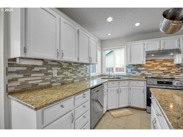 565 Ne LENOX St, Hillsboro, OR 97124