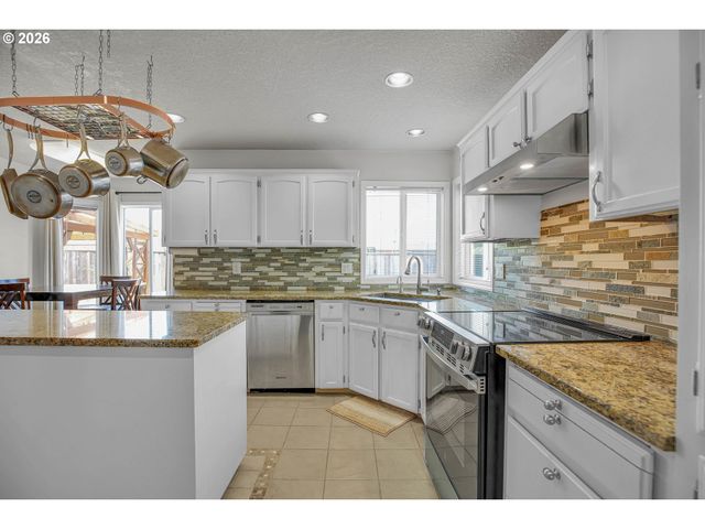 565 Ne LENOX St, Hillsboro, OR 97124