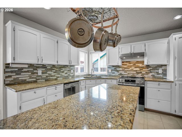 565 Ne LENOX St, Hillsboro, OR 97124