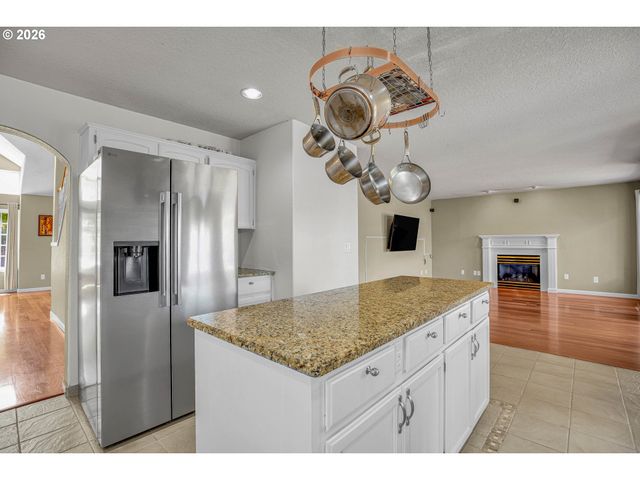 565 Ne LENOX St, Hillsboro, OR 97124