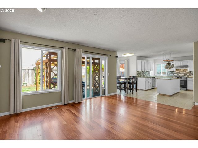 565 Ne LENOX St, Hillsboro, OR 97124