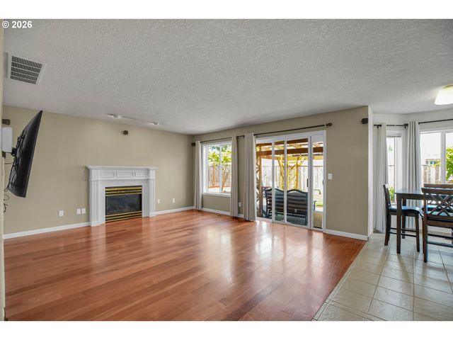 565 Ne LENOX St, Hillsboro, OR 97124