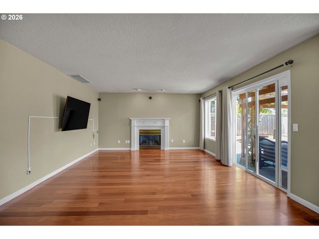 565 Ne LENOX St, Hillsboro, OR 97124