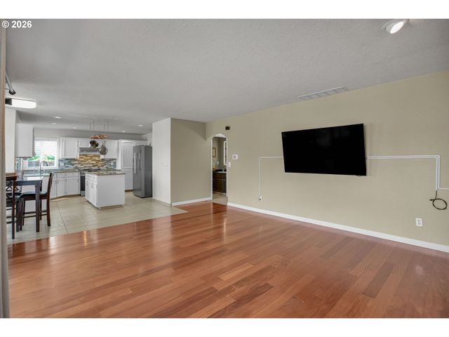 565 Ne LENOX St, Hillsboro, OR 97124