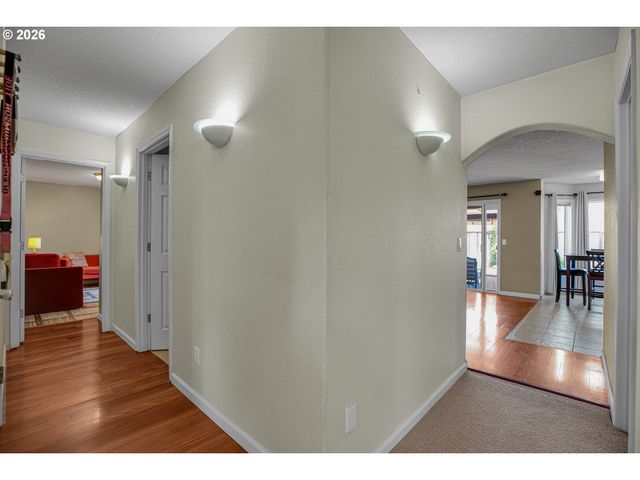 565 Ne LENOX St, Hillsboro, OR 97124