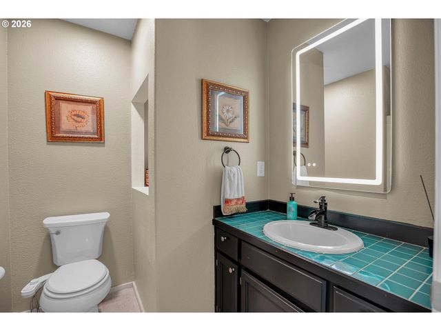 565 Ne LENOX St, Hillsboro, OR 97124