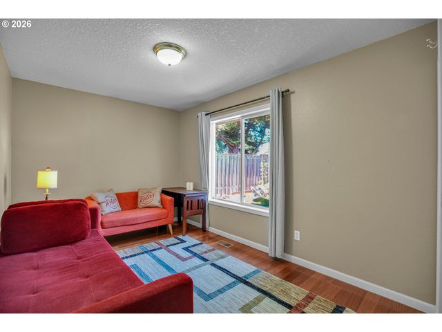 565 Ne LENOX St, Hillsboro, OR 97124