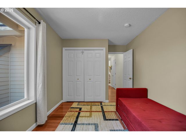565 Ne LENOX St, Hillsboro, OR 97124