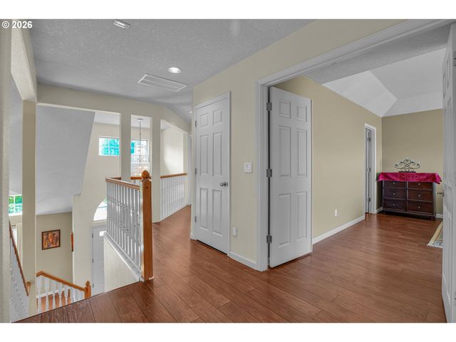 565 Ne LENOX St, Hillsboro, OR 97124