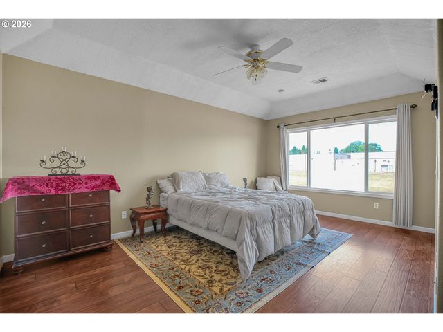 565 Ne LENOX St, Hillsboro, OR 97124
