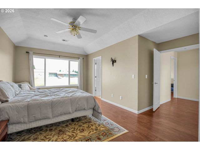 565 Ne LENOX St, Hillsboro, OR 97124