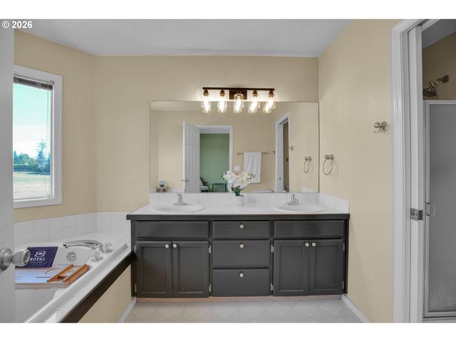 565 Ne LENOX St, Hillsboro, OR 97124