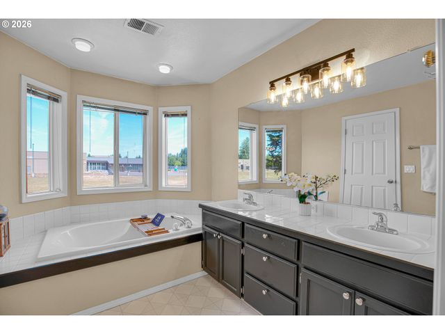 565 Ne LENOX St, Hillsboro, OR 97124
