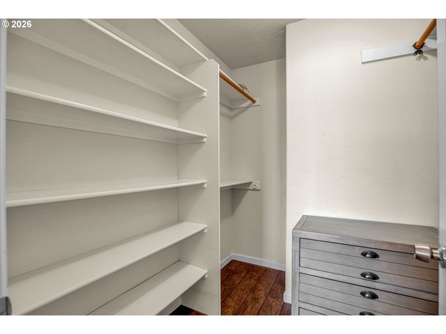 565 Ne LENOX St, Hillsboro, OR 97124