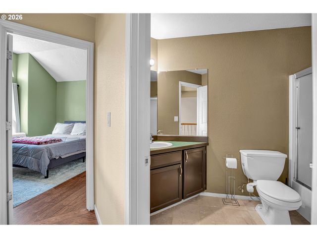 565 Ne LENOX St, Hillsboro, OR 97124