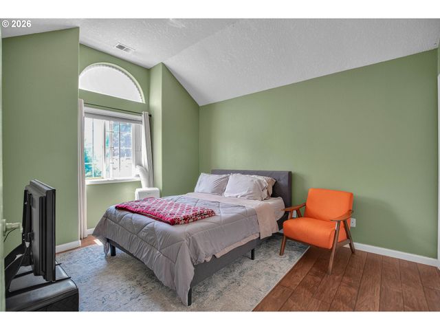 565 Ne LENOX St, Hillsboro, OR 97124