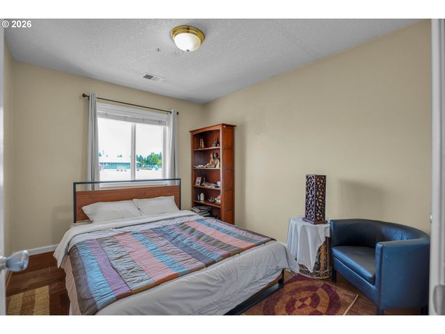 565 Ne LENOX St, Hillsboro, OR 97124