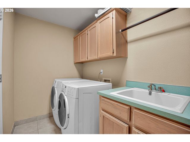 565 Ne LENOX St, Hillsboro, OR 97124