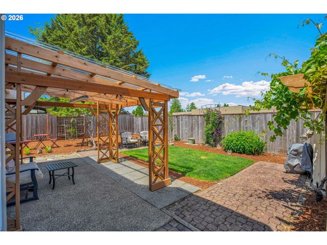 565 Ne LENOX St, Hillsboro, OR 97124