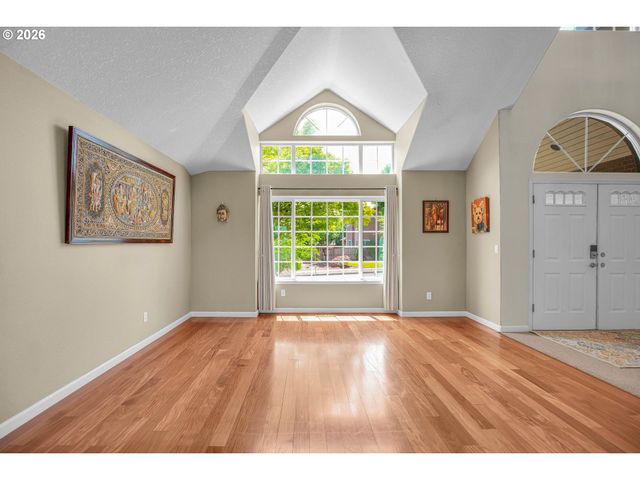 565 Ne LENOX St, Hillsboro, OR 97124