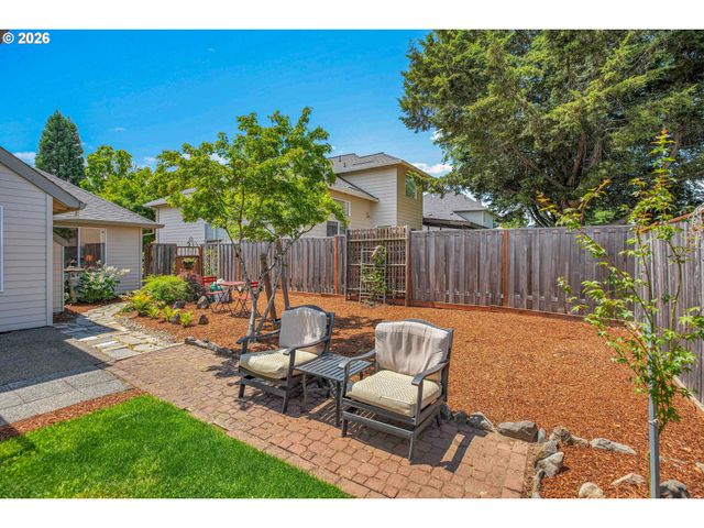 565 Ne LENOX St, Hillsboro, OR 97124