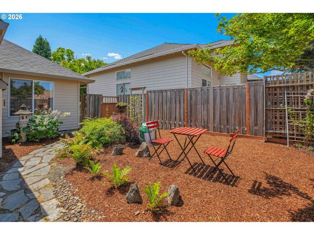 565 Ne LENOX St, Hillsboro, OR 97124