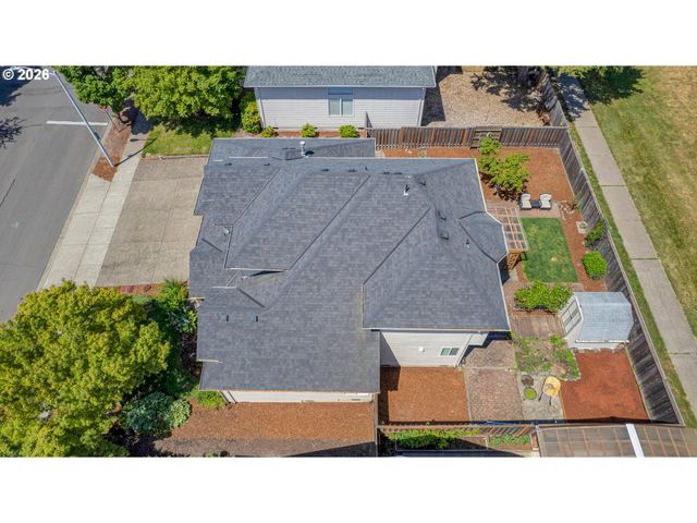 565 Ne LENOX St, Hillsboro, OR 97124