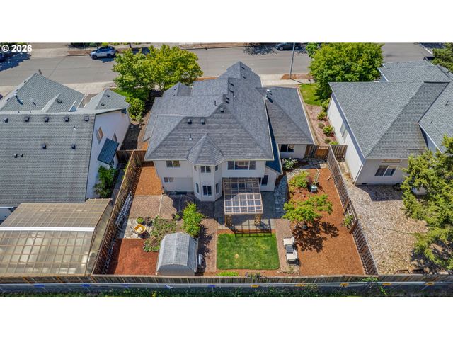 565 Ne LENOX St, Hillsboro, OR 97124