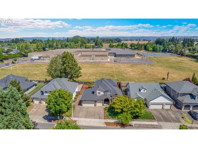 565 Ne LENOX St, Hillsboro, OR 97124
