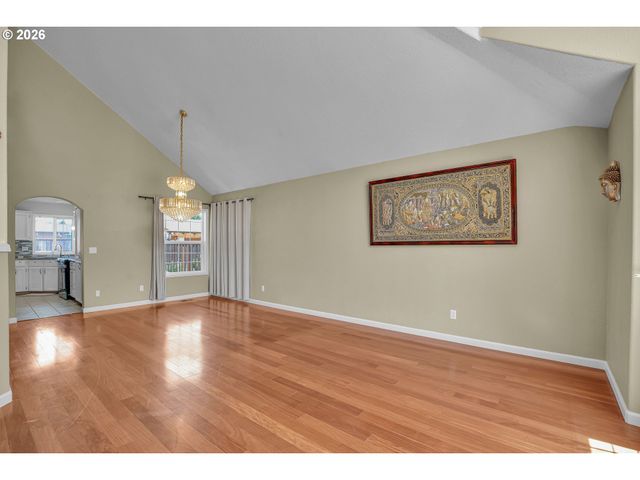 565 Ne LENOX St, Hillsboro, OR 97124